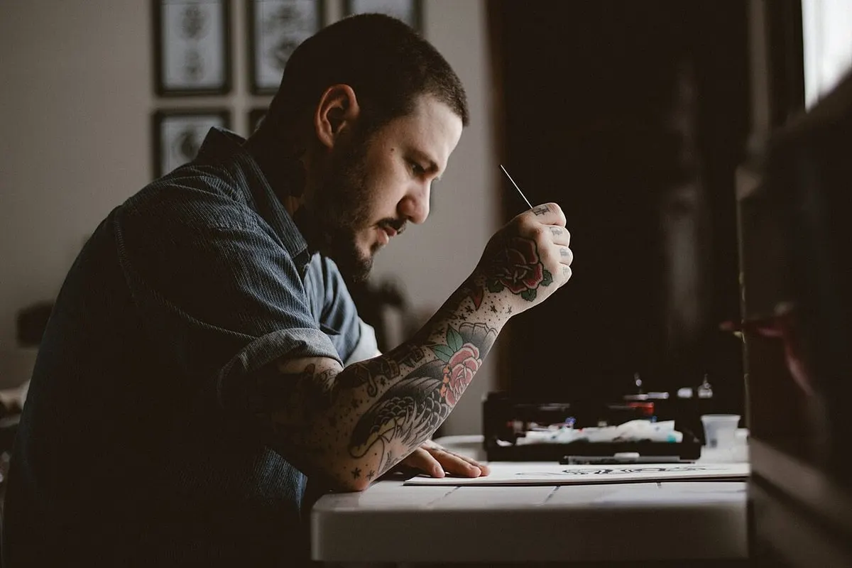 Elias Roche, tatoueur spécialisé en fine line et lettrage au studio Noir d'Encre à Agen