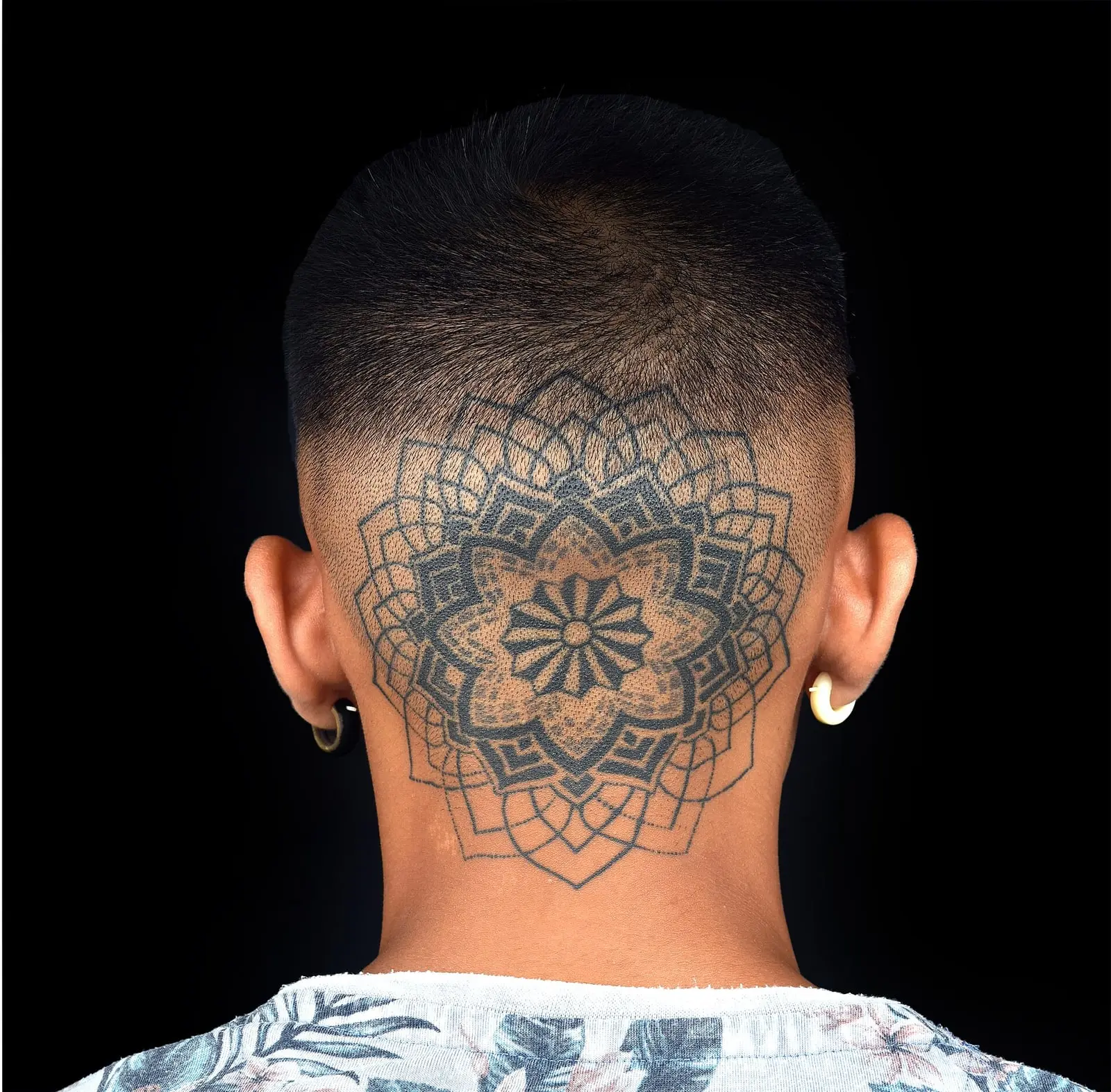 Mandala blackwork en dotwork, pièce ornementale réalisée au studio