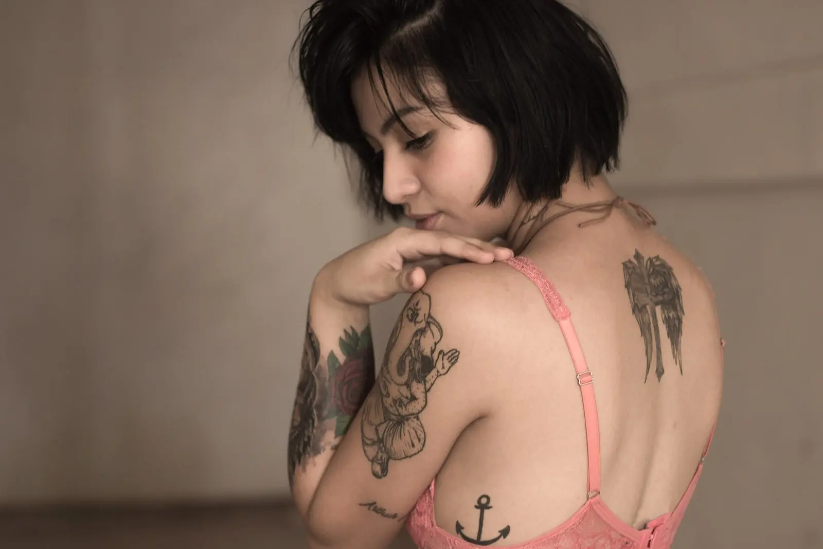Petits tatouages fine line sur l'épaule et le dos