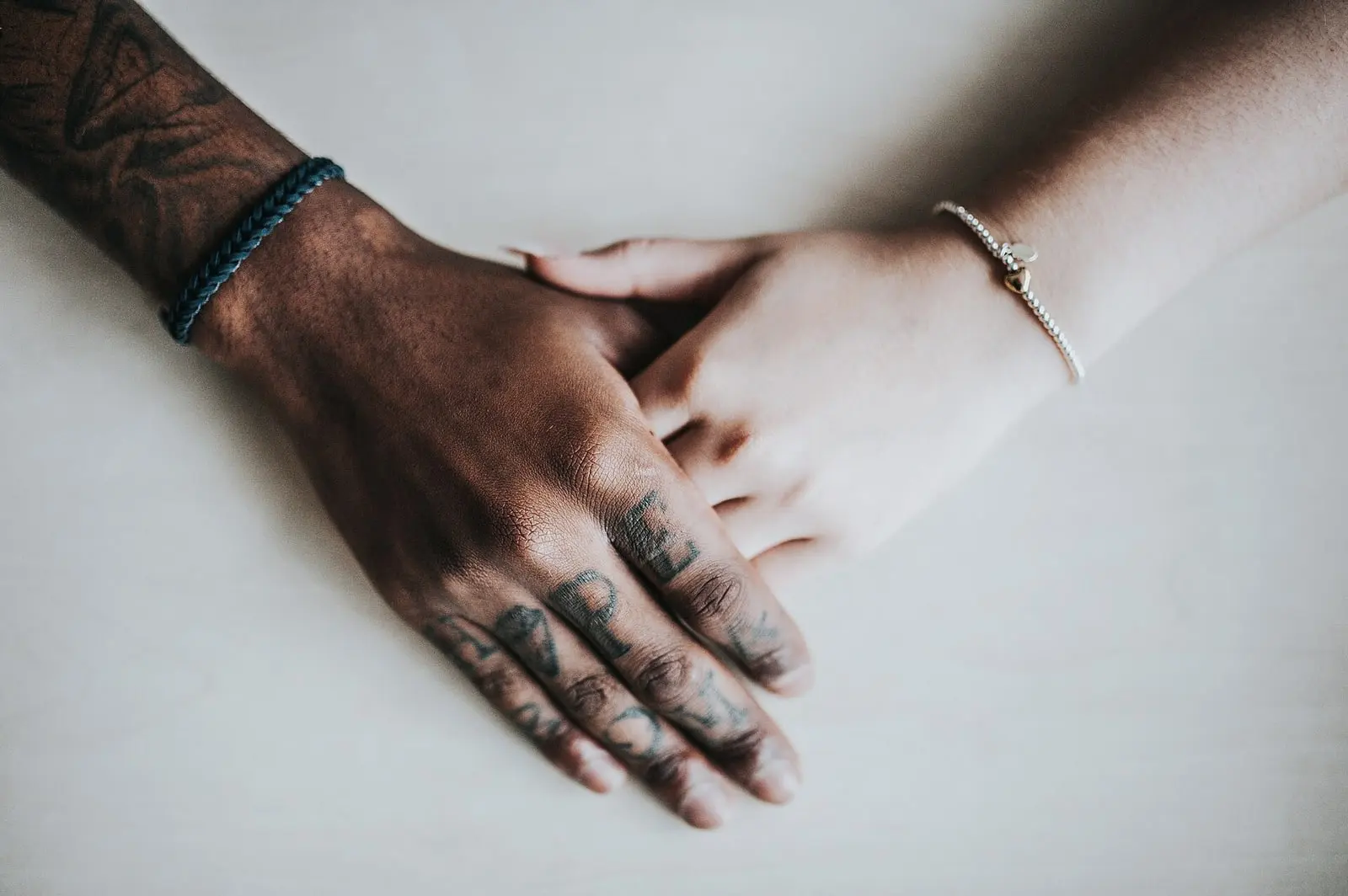 Tatouages fine line sur les doigts et le dos de la main