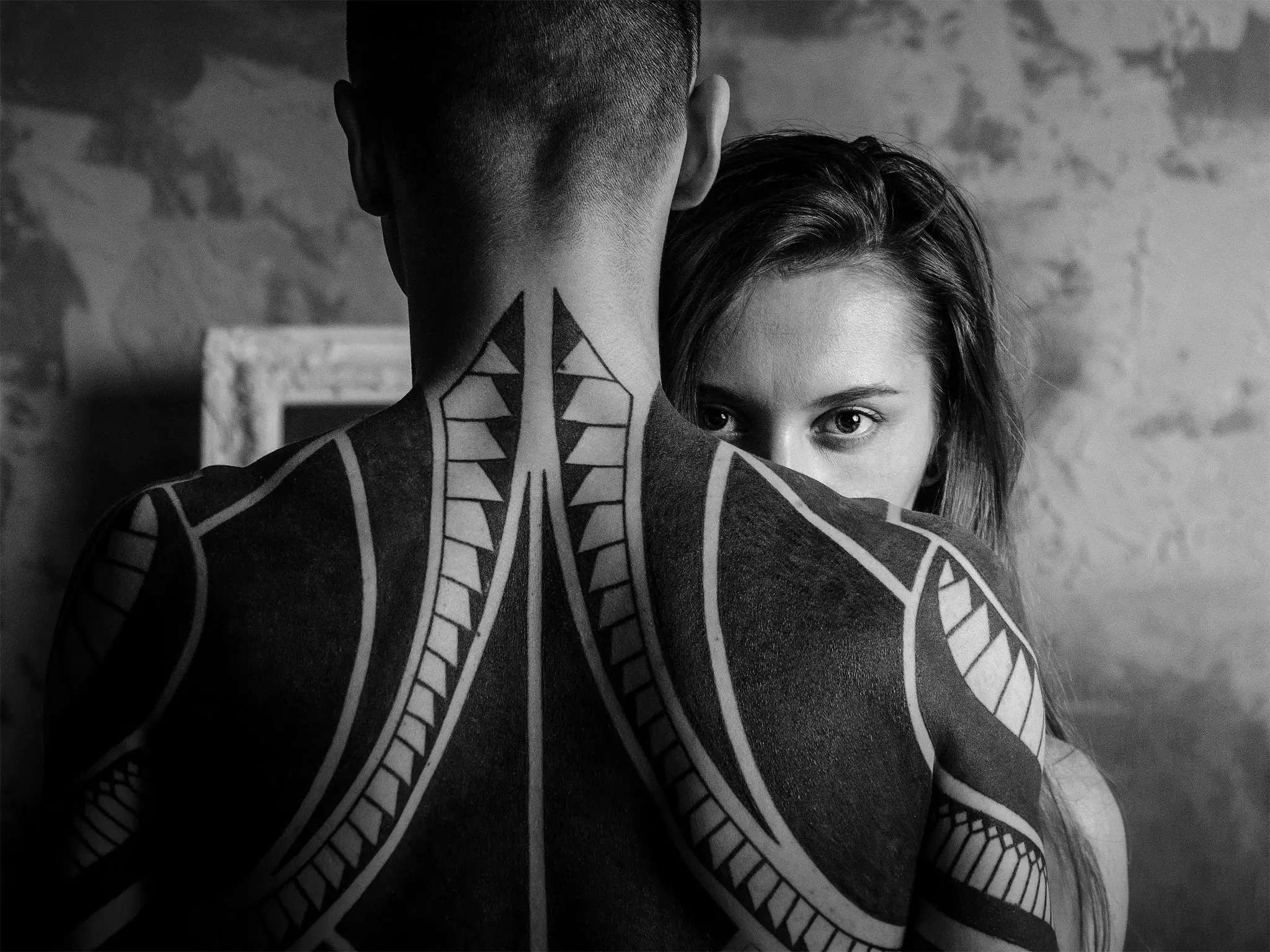 Pièce blackwork réalisée sur le dos et la nuque, photographiée en noir et blanc au studio Noir d'Encre à Agen