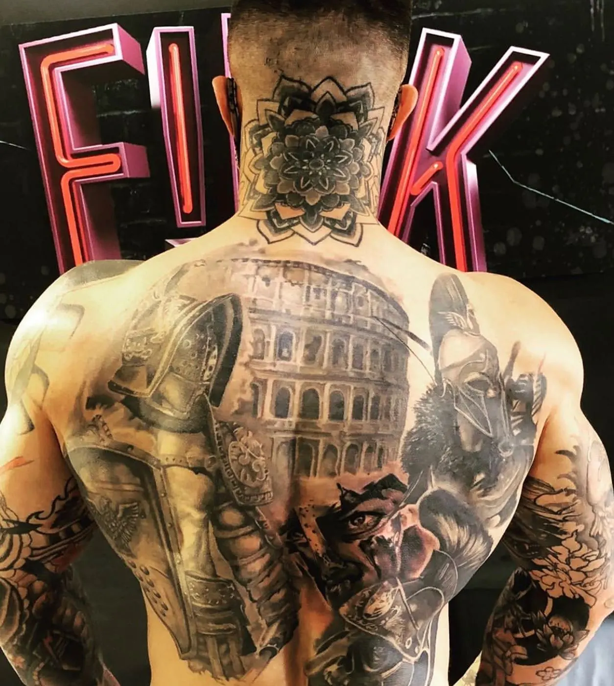 Scène architecturale tatouée en réalisme noir et gris dans le dos