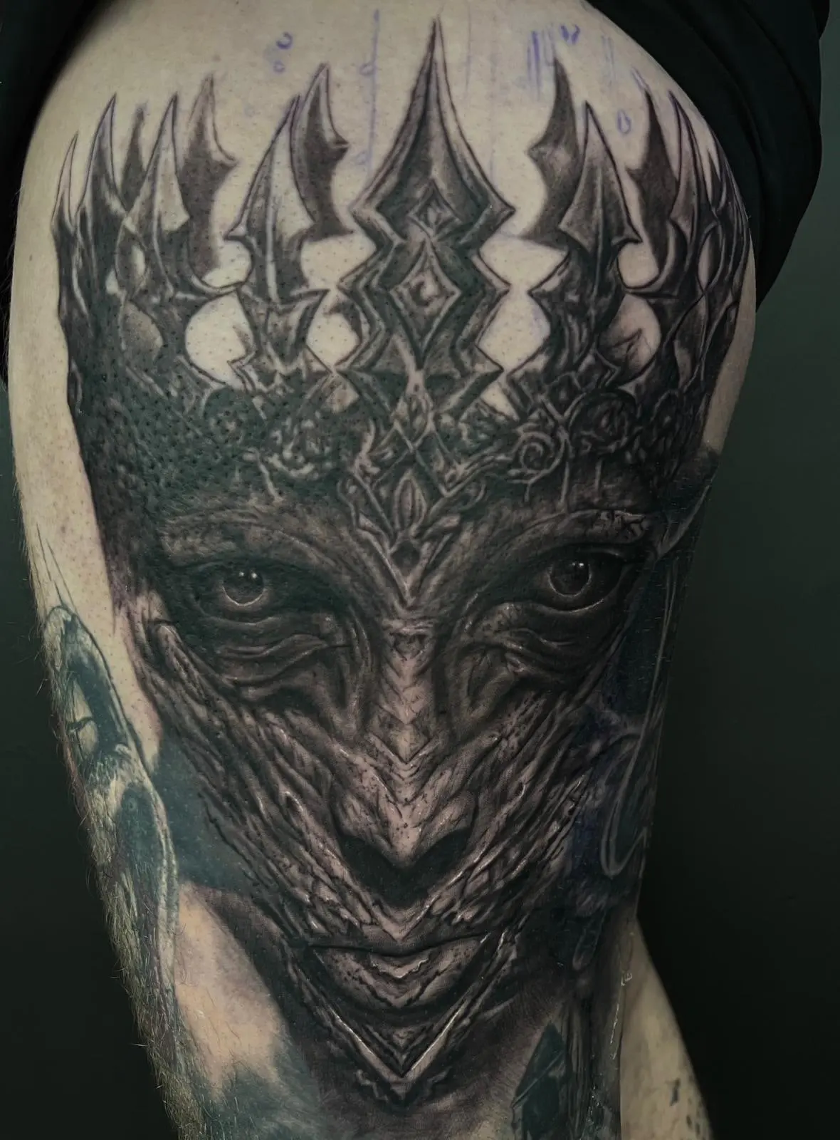 Pièce ornementale noir et gris tatouée sur l'épaule