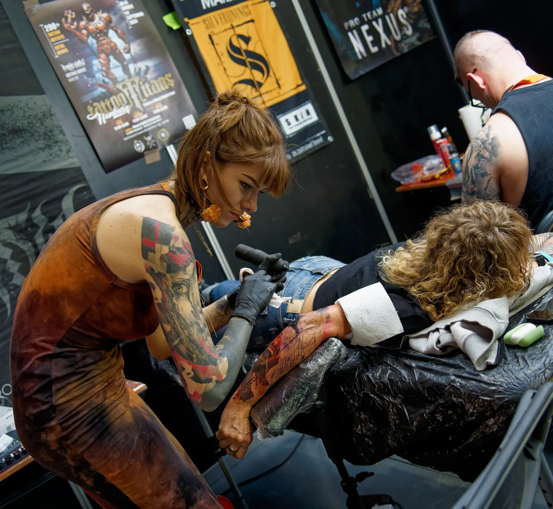 Tatoueuse en pleine séance au studio Noir d'Encre, centre ancien d'Agen